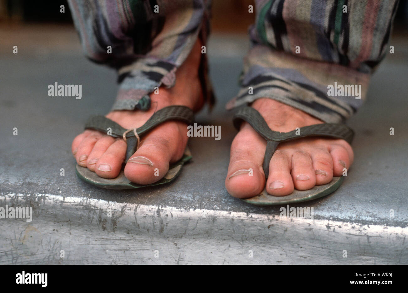 Usé tongs sur les pieds de l'homme Photo Stock - Alamy