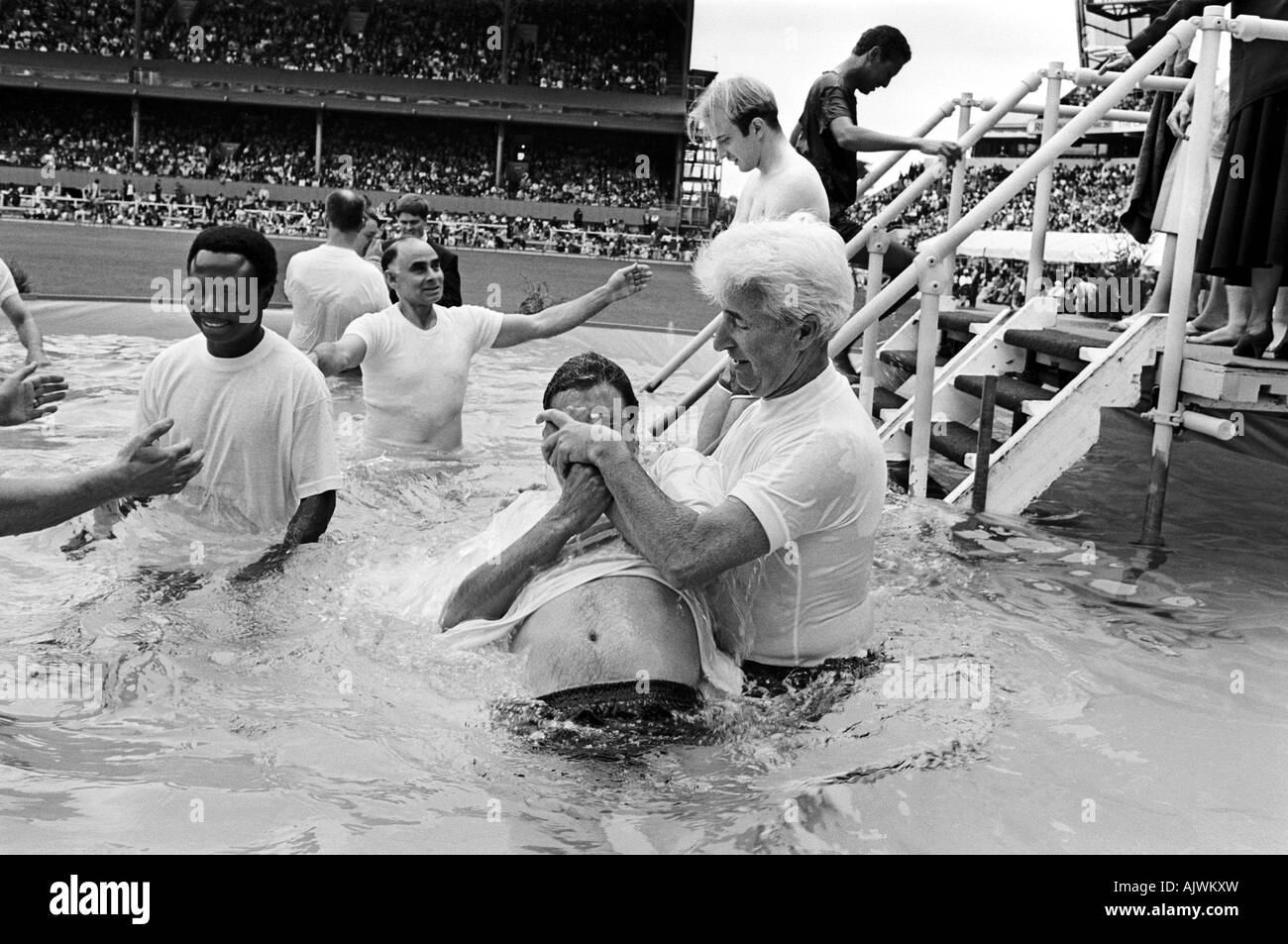 Les Témoins de Jéhova baptiser les nouvelles recrues dans une piscine froide. Banque D'Images