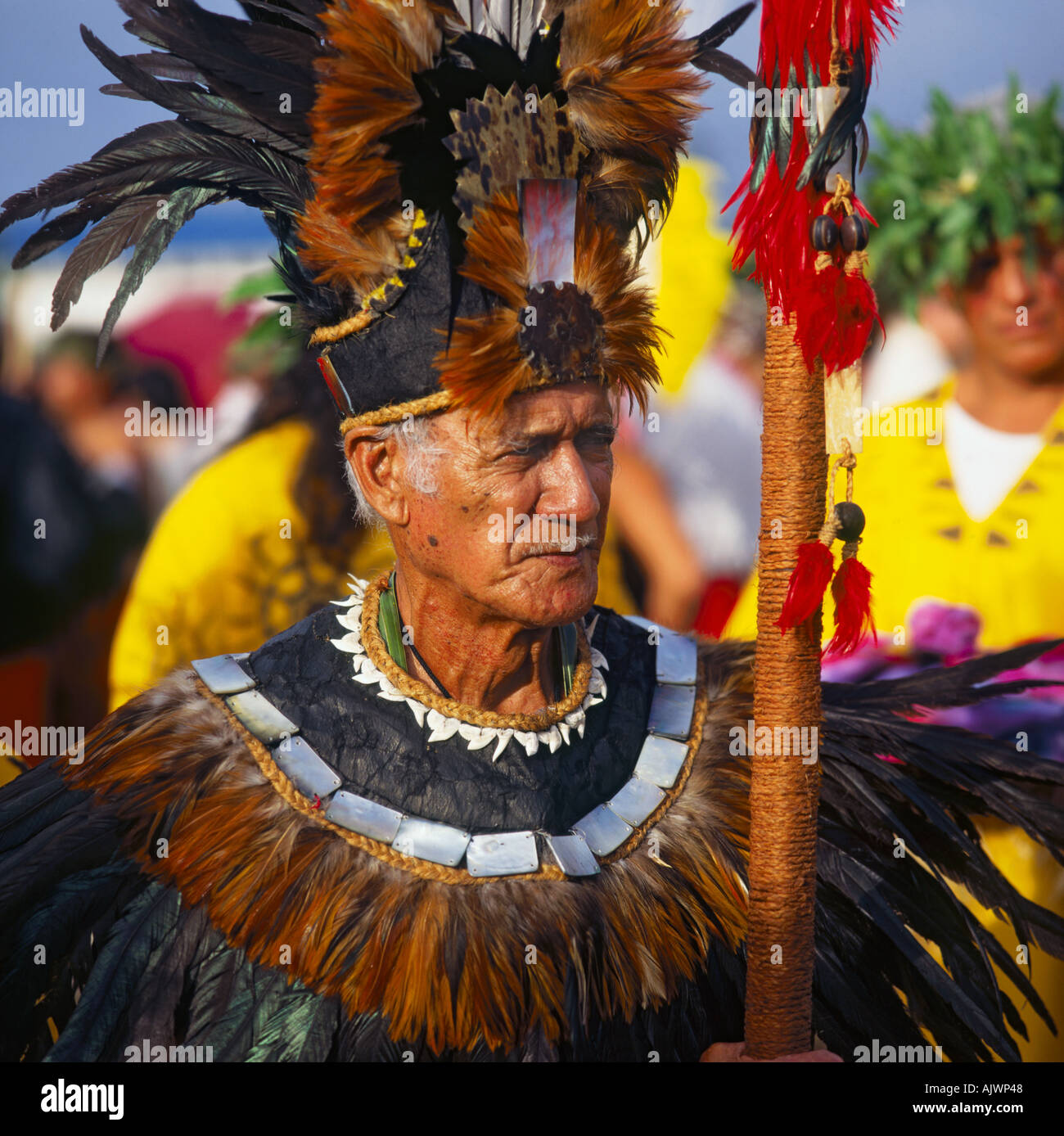 Portrait du chef tribal polynésien traditionnel français holding rope lié discontinue avec des plumes rouges au Festival des arts du Pacifique Banque D'Images