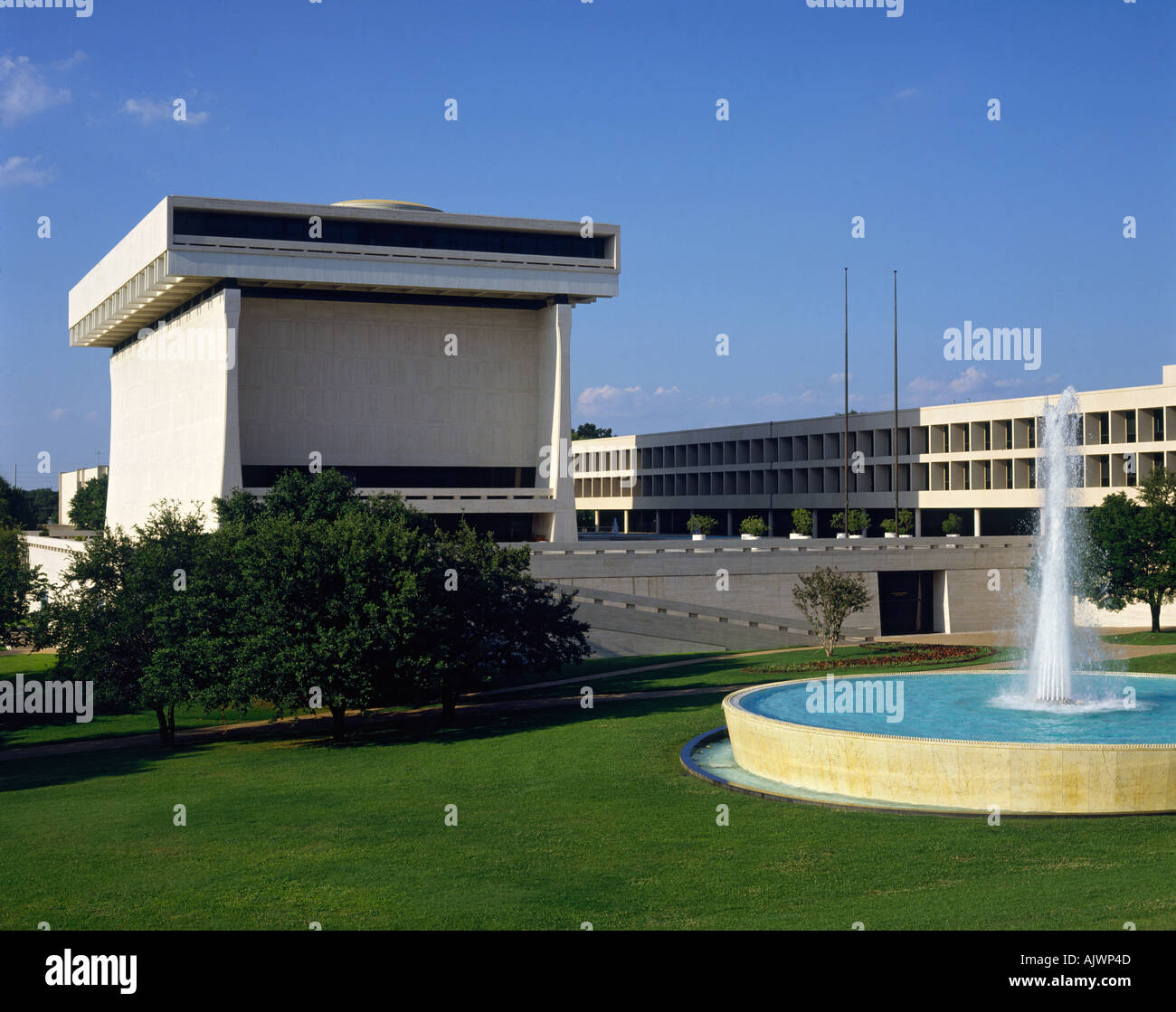 Le Lyndon B Johnson Musée Bibliothèque circulaire avec fontaine en face contre ciel bleu Austin Texas USA Banque D'Images