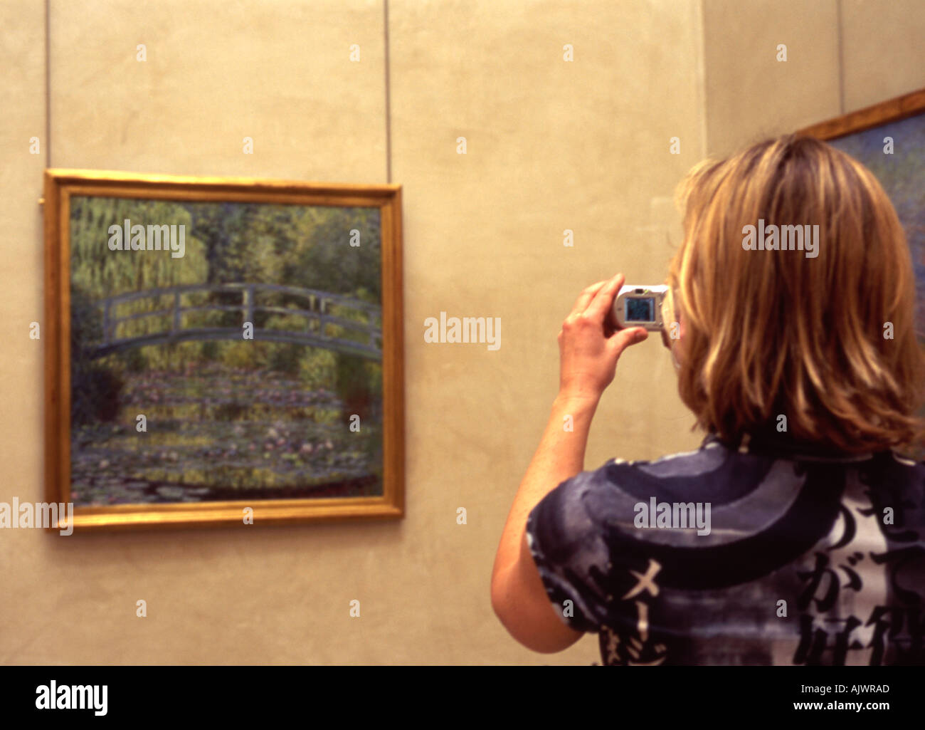 Woman photographing tableau de Monet Musée d'Orsay Paris France Banque D'Images