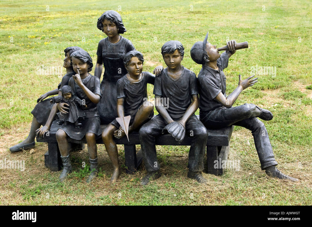Sculpture en bronze de 6 enfants reposant sur l'établi dans le style de Norman Rockwell Banque D'Images