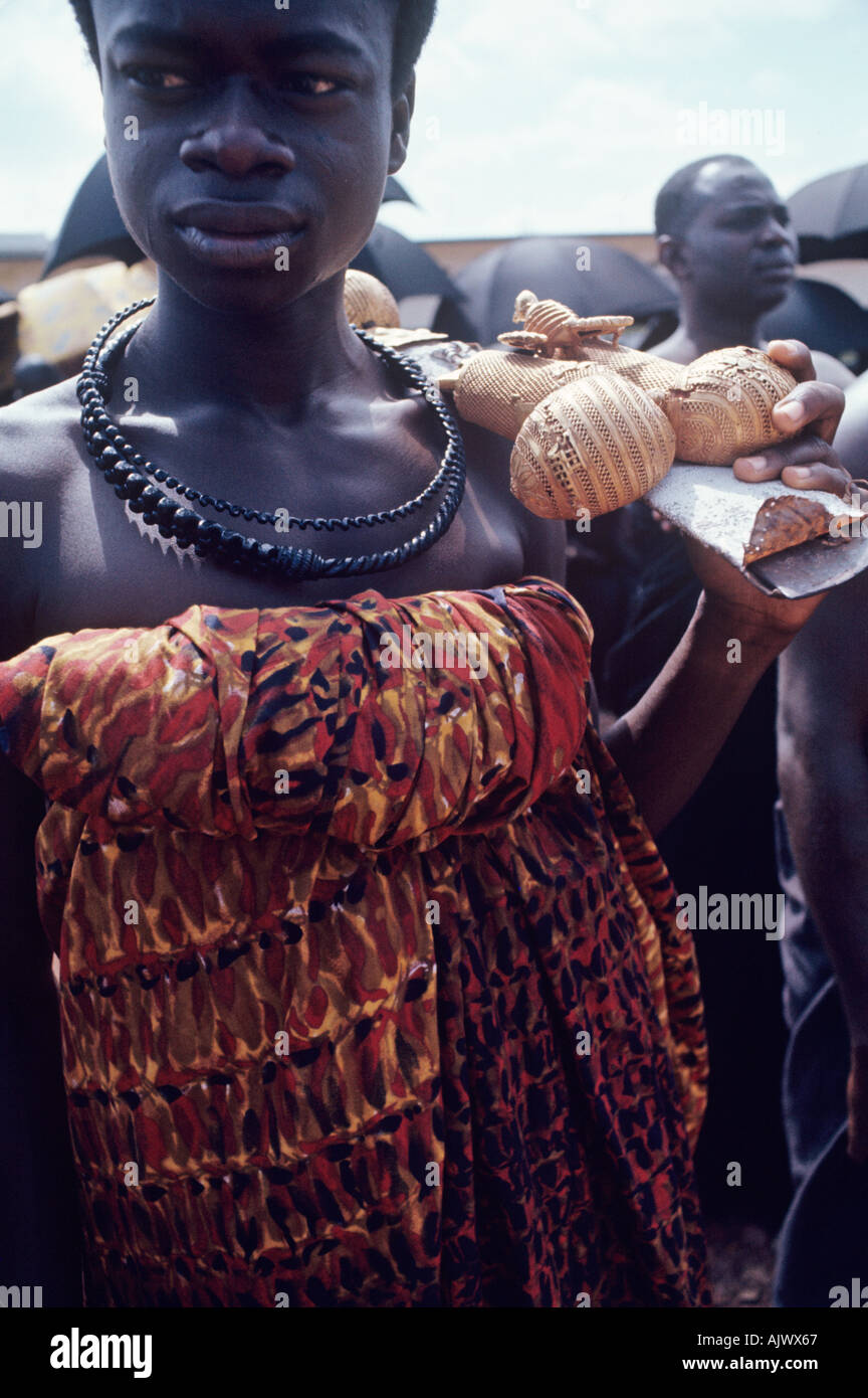 À Kumasi au Ghana un courtisan du chef suprême portant un tissu Kente porte un emblème d'or à une cérémonie enstoolment Banque D'Images