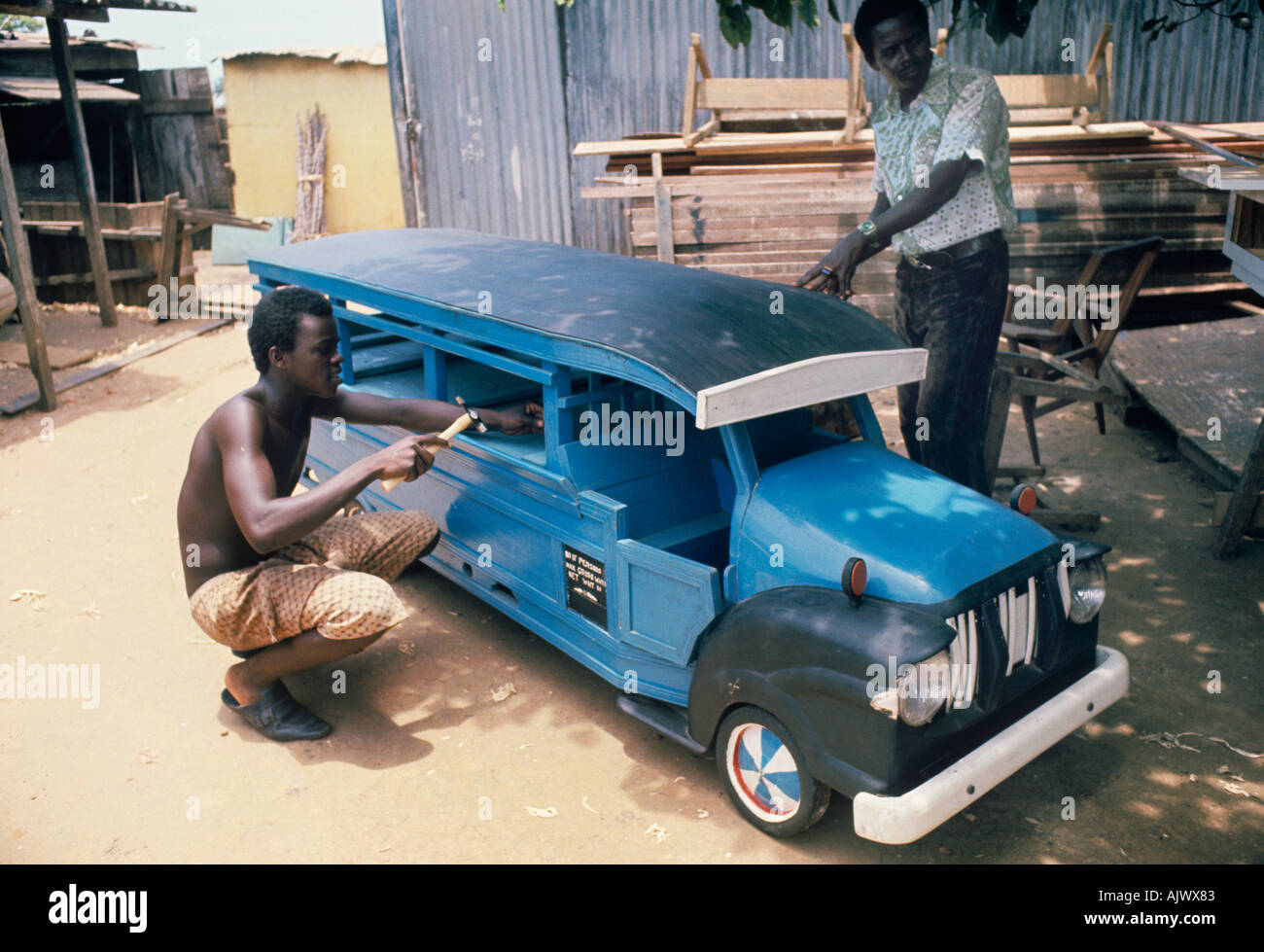Les Ghanéens à la recherche d'un grand enterrement peuvent commander un magnifique cercueil personnalisé en forme d'autobus, un oiseau, un bateau, ou tout dernier souhait Banque D'Images
