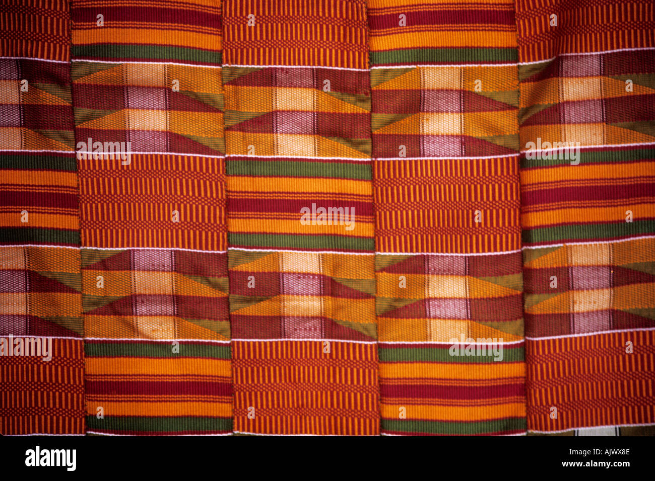 Un tissu Kente tissé à la main et tissu distinctif largement porté au Ghana comme costume national Banque D'Images