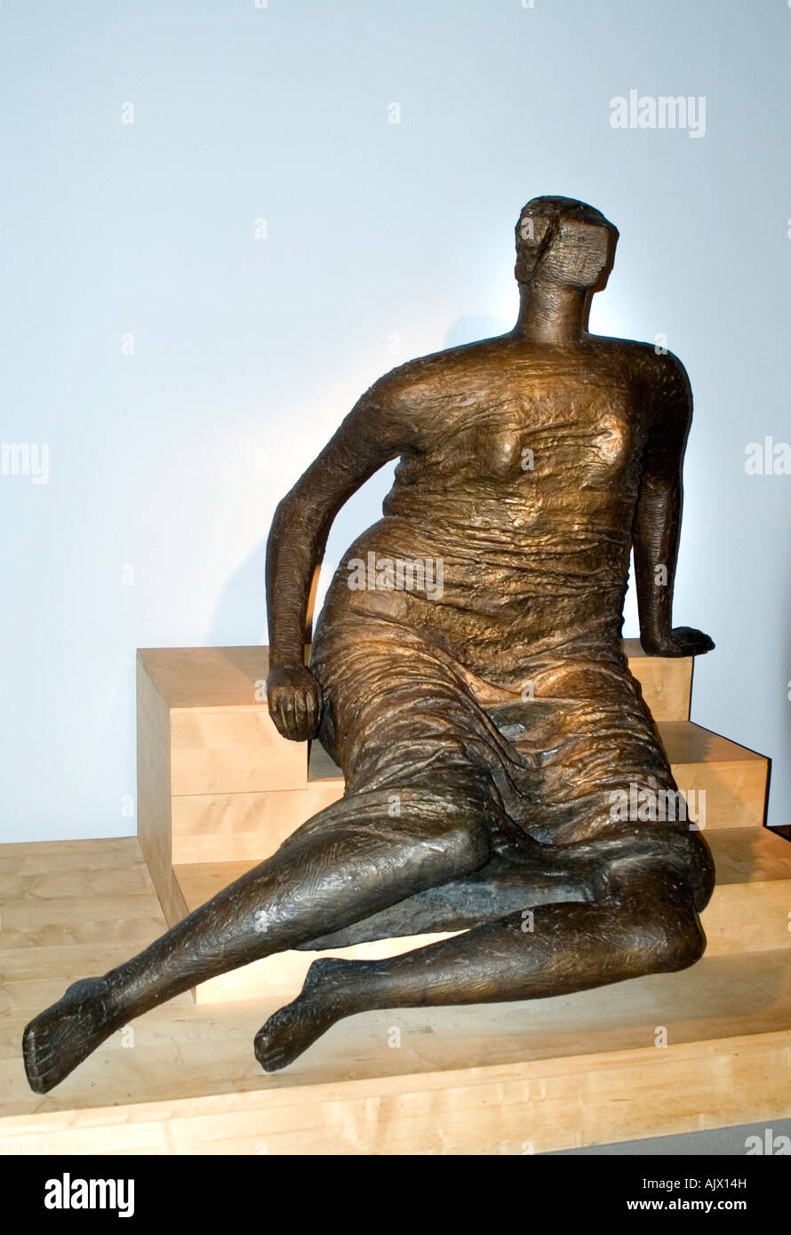 Henri Moore Femme drapée sur les étapes de la sculpture Royaume-Uni Banque D'Images