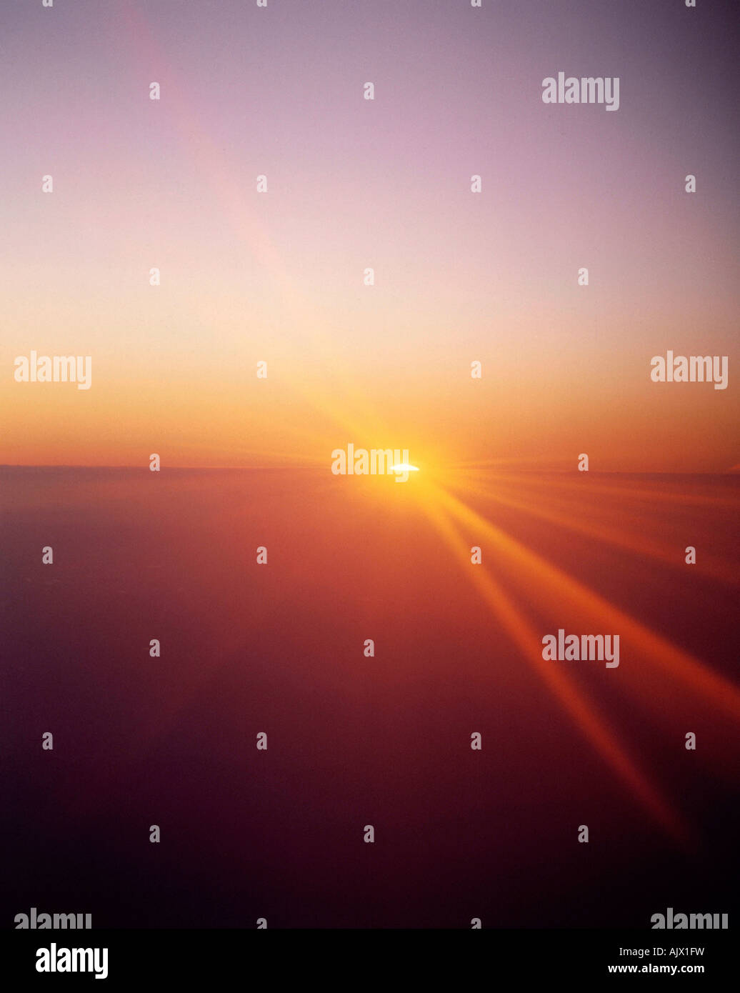 Environnement & nature. Ciel. Lever de soleil sur l'horizon. Banque D'Images