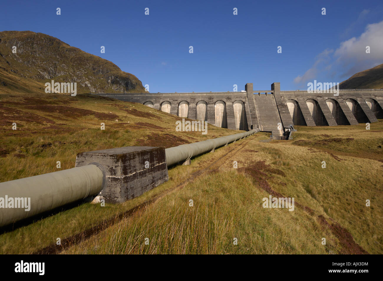 Le barrage hydro-électricité Lawers et pipeline avec des collines environnantes dans Ben Lawers National Nature Reserve Perthshire en Écosse Banque D'Images