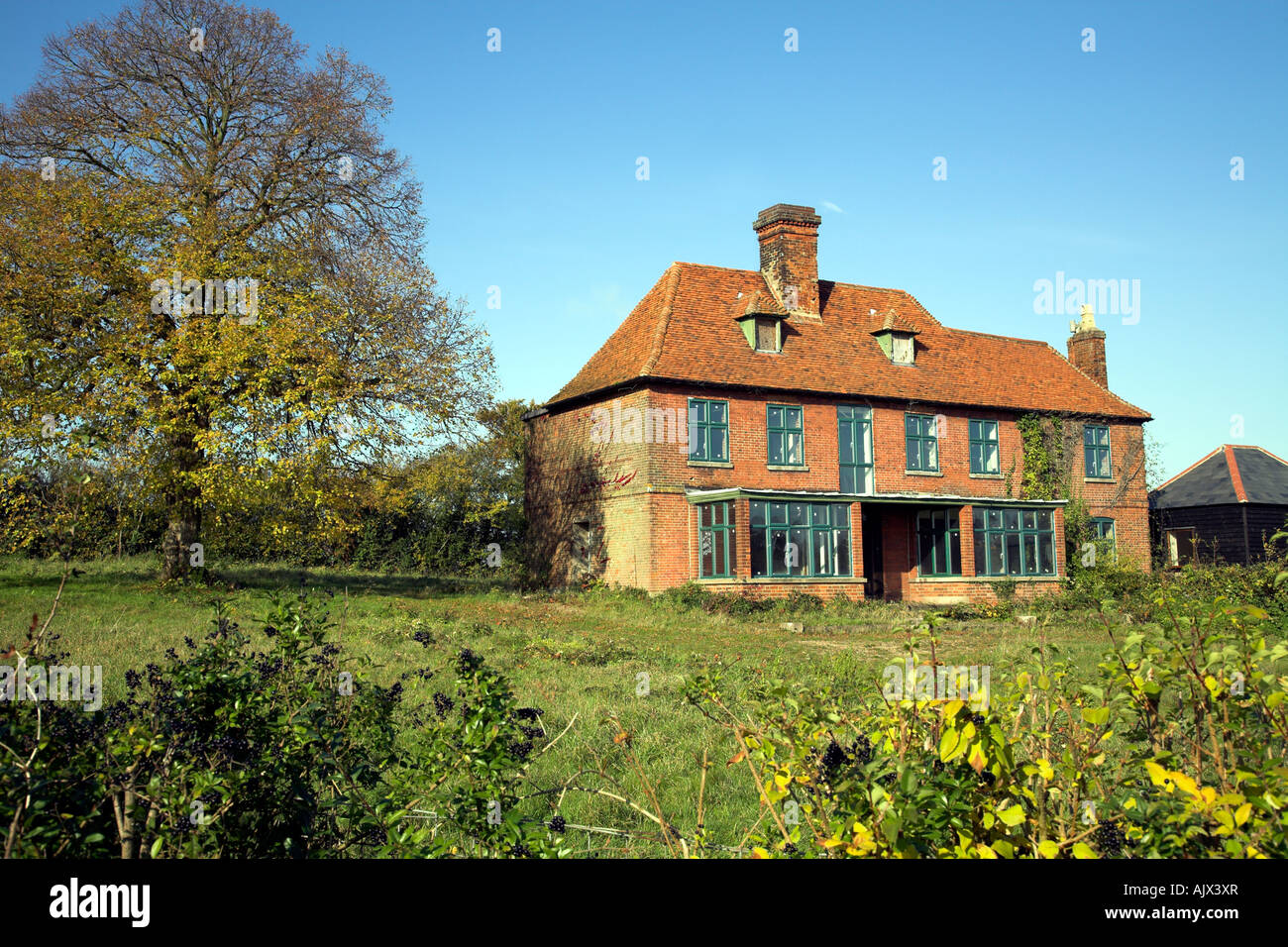 Une vieille maison abandonnée avec jardin luxuriant. Utilisez UNIQUEMENT ÉDITORIALE Banque D'Images