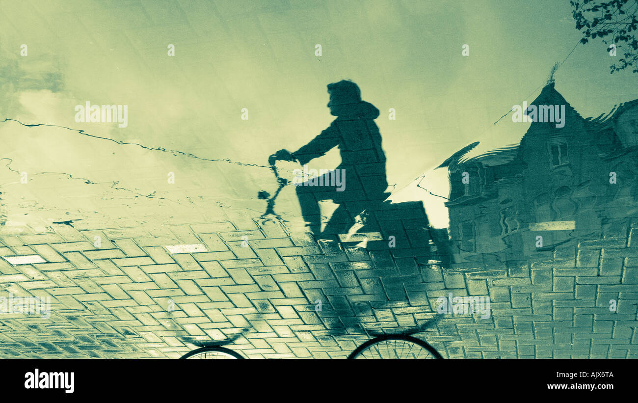 La réflexion de cyclistes et des capacités en grande flaque Amsterdam Hollande Pays-bas Europe Banque D'Images