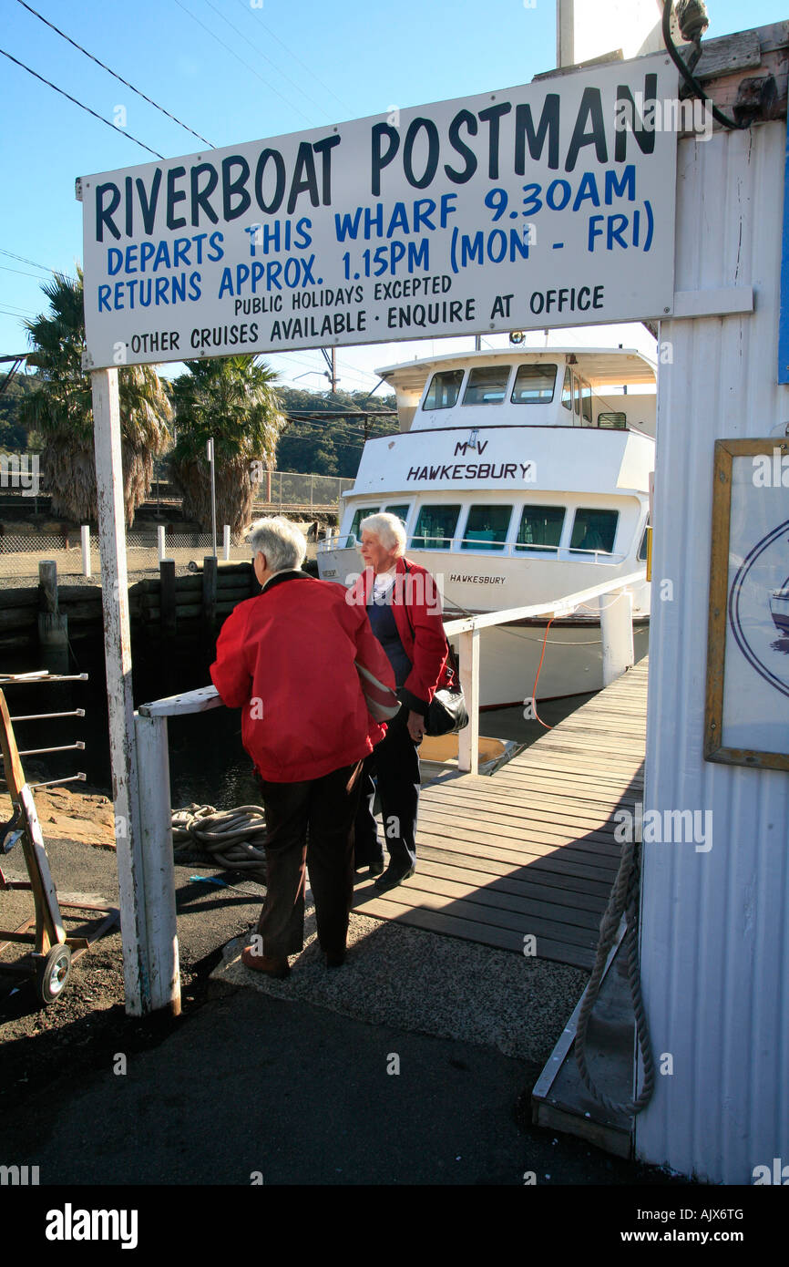 L'Australie s dernière Riverboat Postman croisière sur la rivière Hawkesbury quitte le quai à Brooklyn au nord de Sydney, Australie Banque D'Images