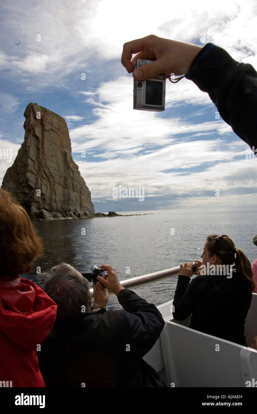 Les touristes l'affichage du Rocher Percé Percé de bateaux d'excursion de QC Banque D'Images