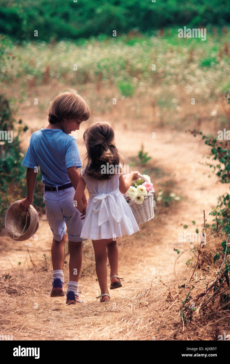 Les enfants. Little Boy and girl Amis marchant dans la campagne. Banque D'Images