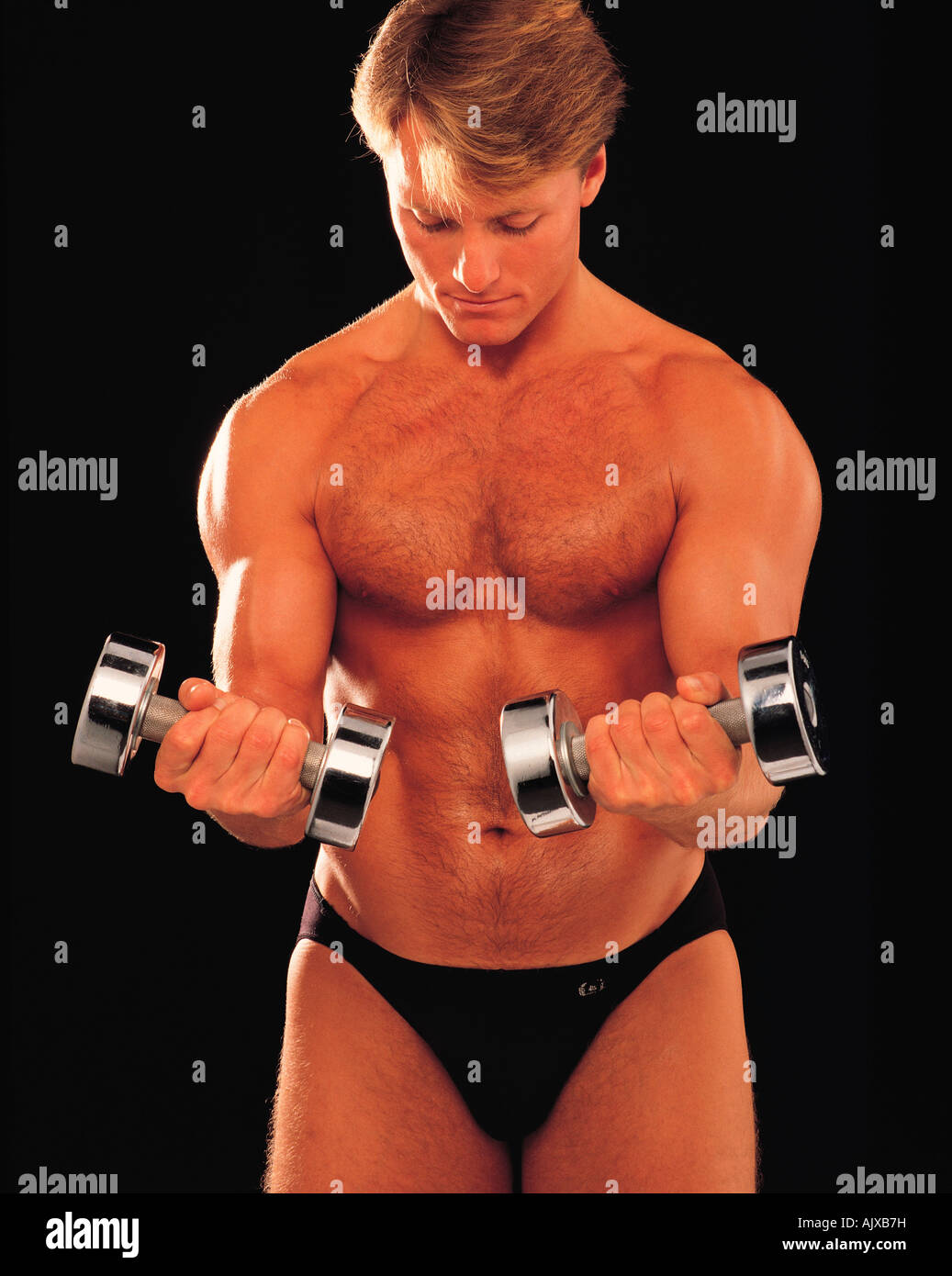 Jeune homme à l'intérieur Body builder. La formation de poids. Banque D'Images