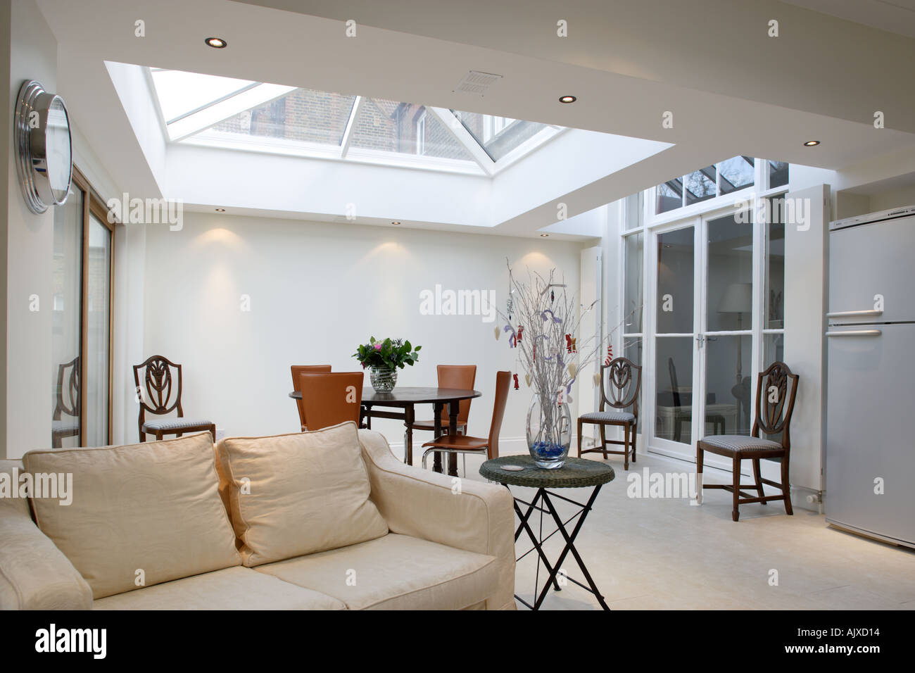 Salle à manger avec lanterne toit et portes en verre pour jardin Banque D'Images