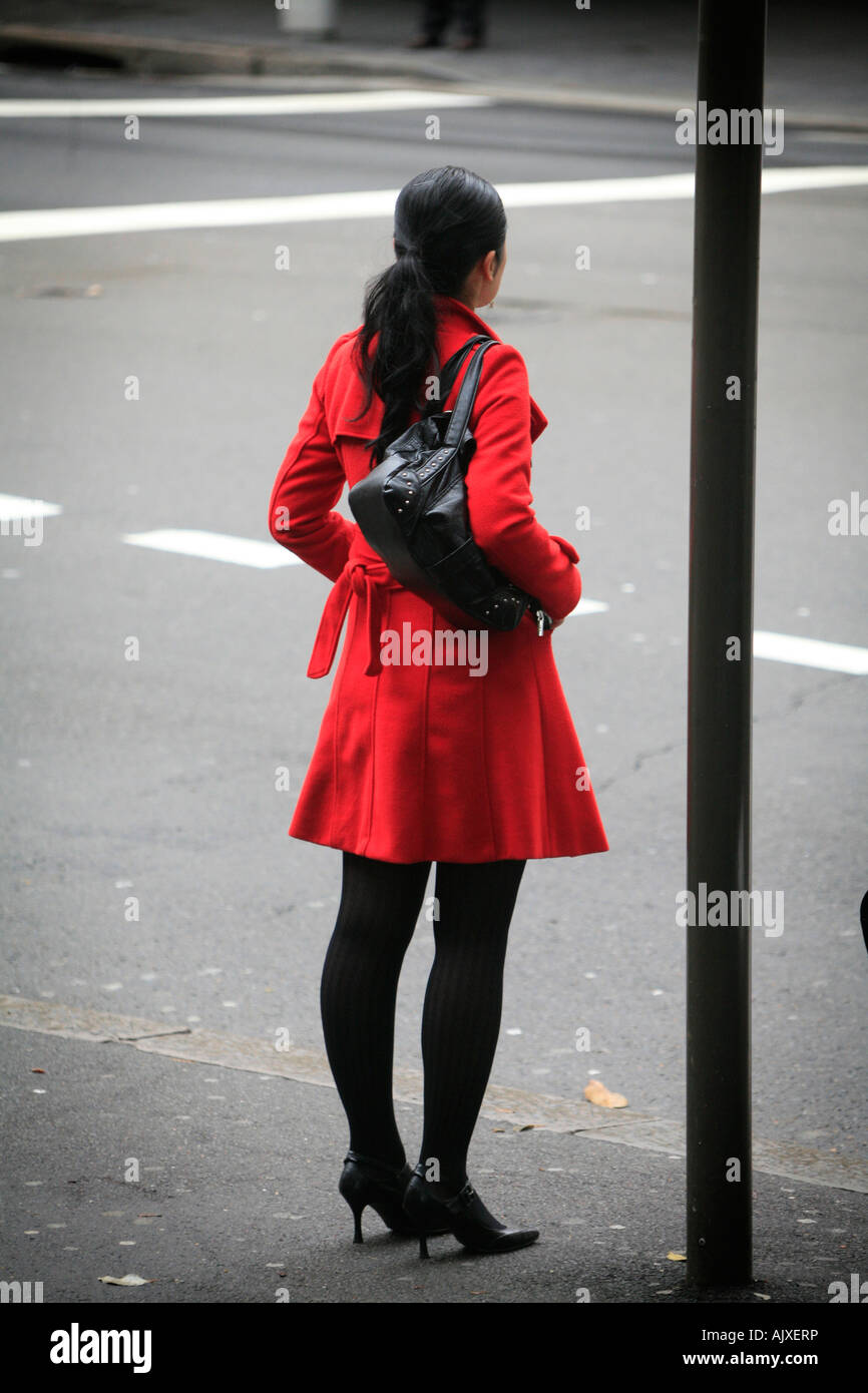 Femme au manteau rouge shopping Banque D'Images