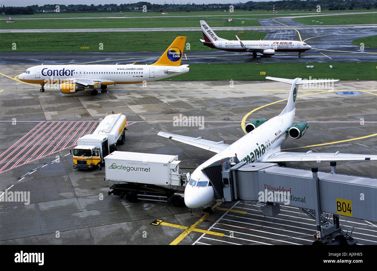 Les compagnies aériennes à bas prix à l'aéroport international de Düsseldorf en Allemagne Banque D'Images