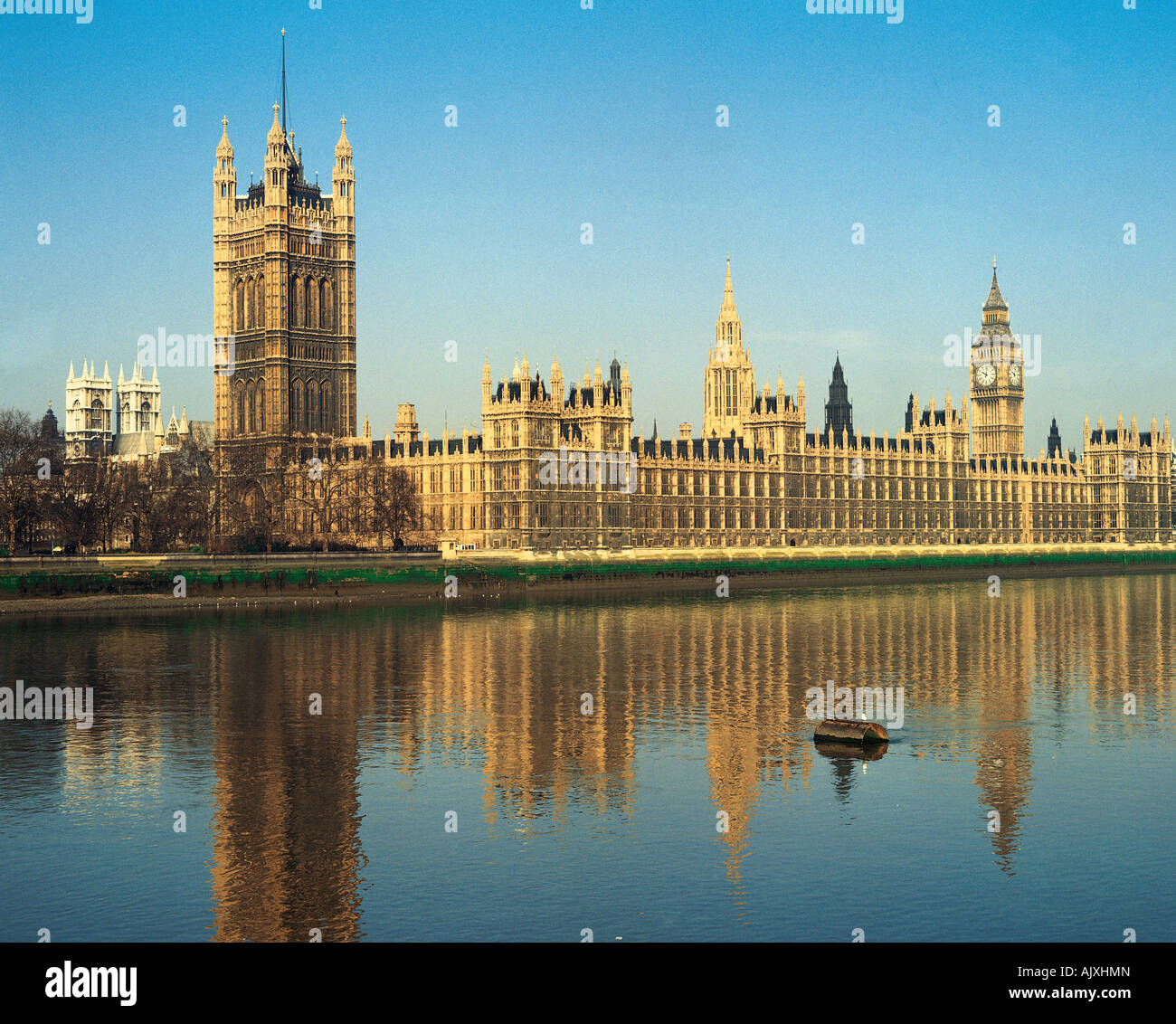 United Kingdom. L'Angleterre. Londres. Westminster. Vue sur la Tamise pour les Chambres du Parlement. Banque D'Images