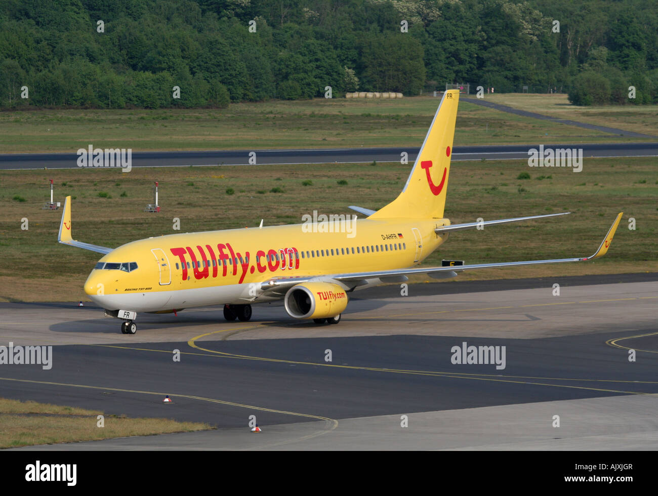 TUIfly Boeing 737-800 sur un réseau de voies de circulation à l'aéroport de Cologne/Bonn, Allemagne Banque D'Images