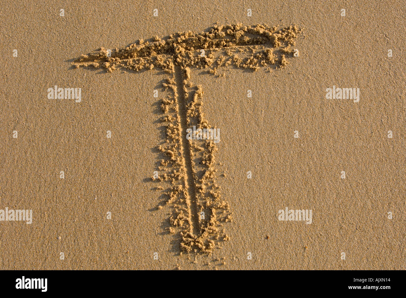 Lettres Alphabet part écrit sur le sable Banque D'Images