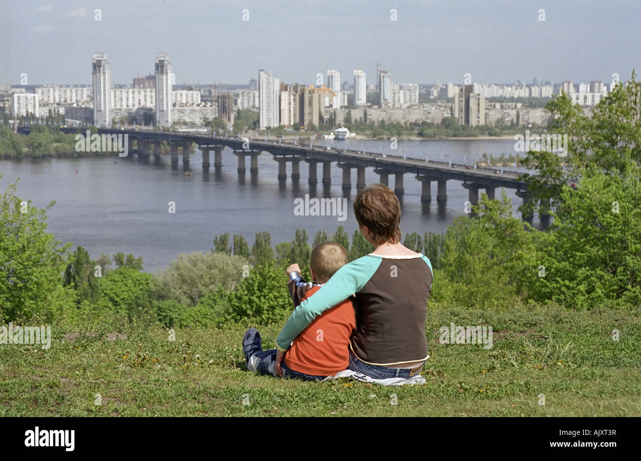 L'enfant et sa mère s'asseoir sur Dniepr hill Banque D'Images