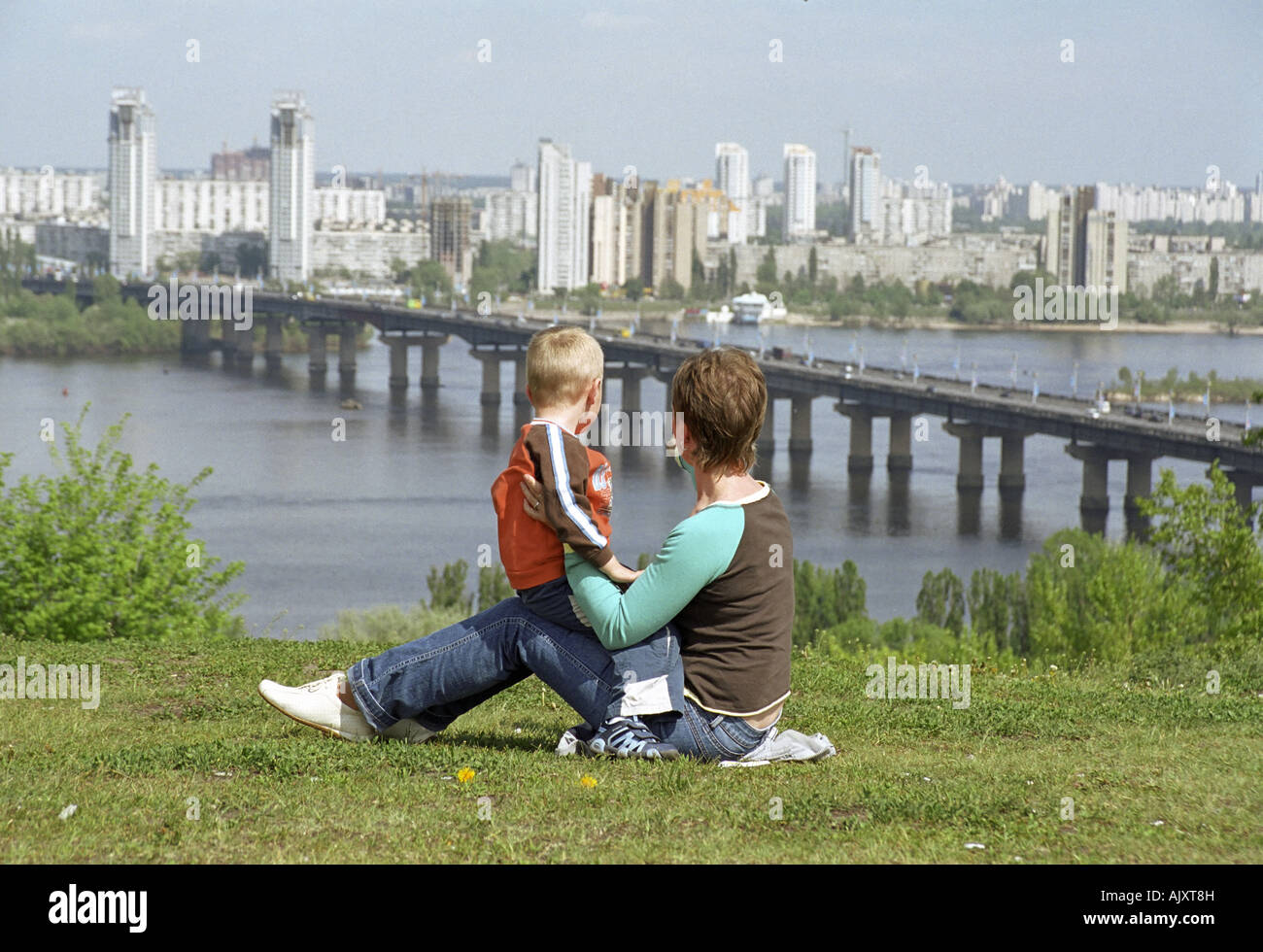 L'enfant et sa mère s'asseoir sur Dniepr hill Banque D'Images