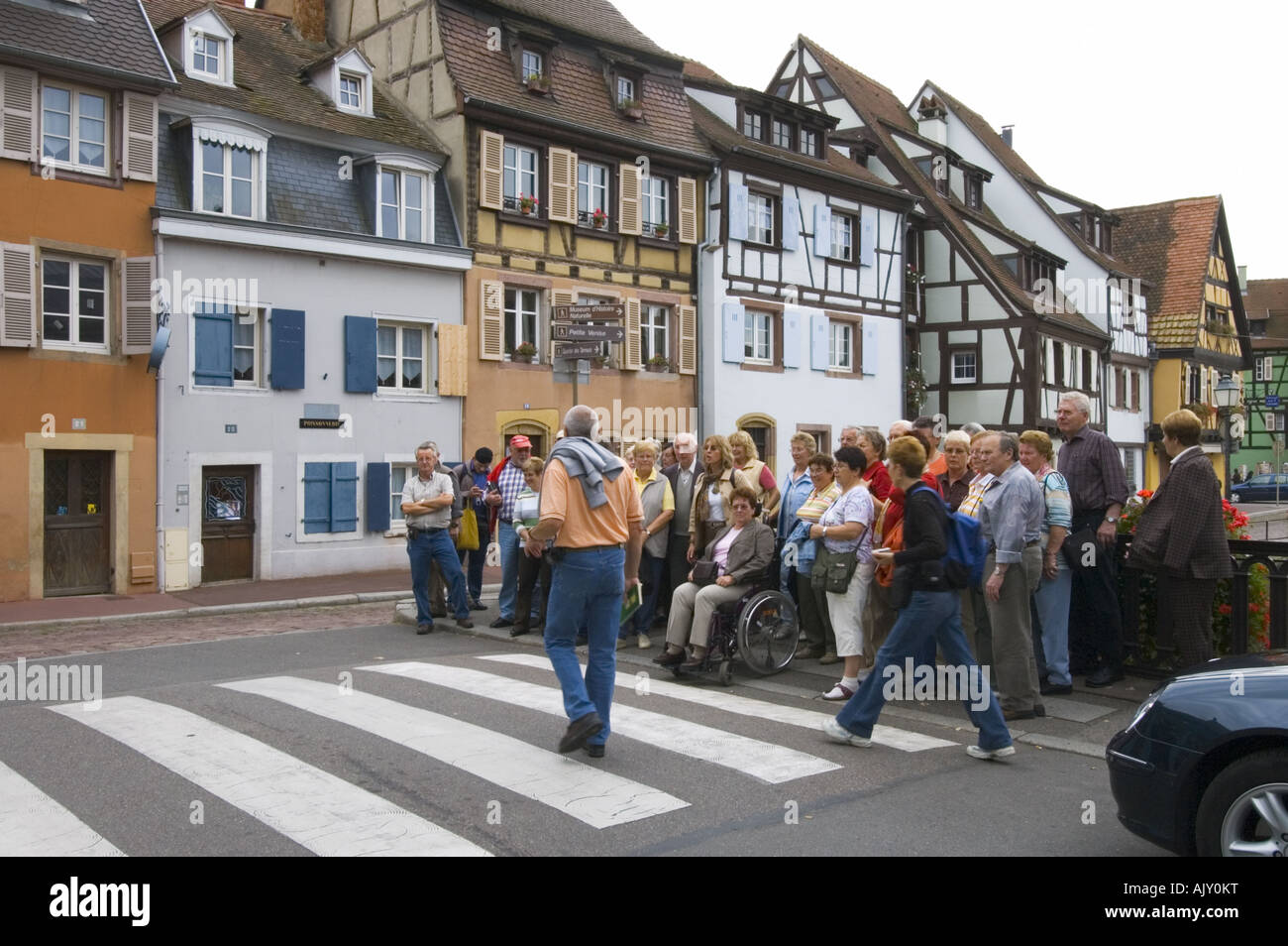 Groupe d'adultes les touristes à visiter la petite Venise, Colmar, Alsace, France. Banque D'Images