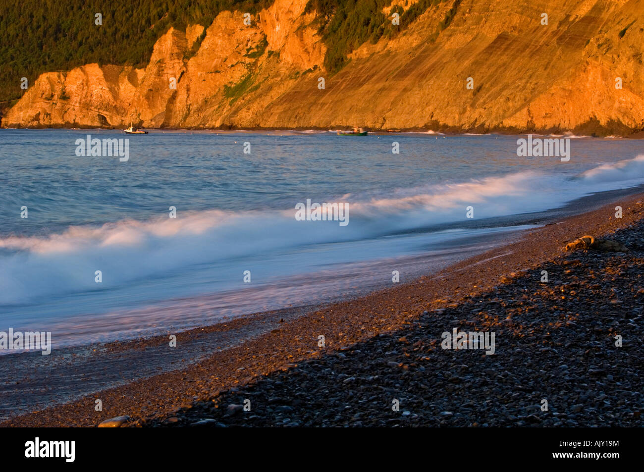 La lumière du matin et surfez le long de plage de galets avec falaises de Cap-Bon-Ami du parc national Forillon, Québec, QC, Canada Banque D'Images