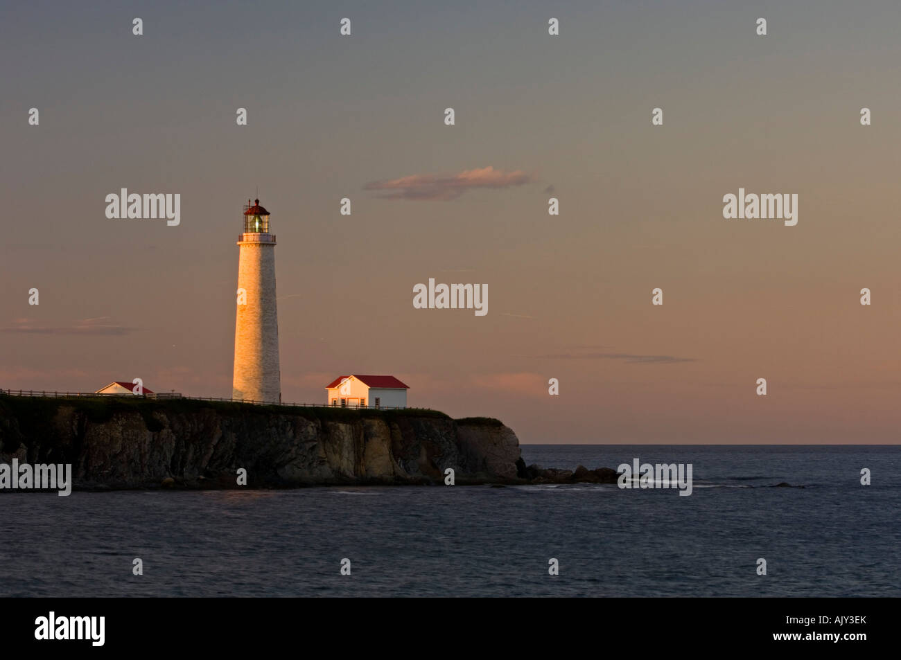 Phare de Cap-des-Rosiers dans la lumière du soir, le parc national Forillon, QUÉBEC Québec, Canada Banque D'Images