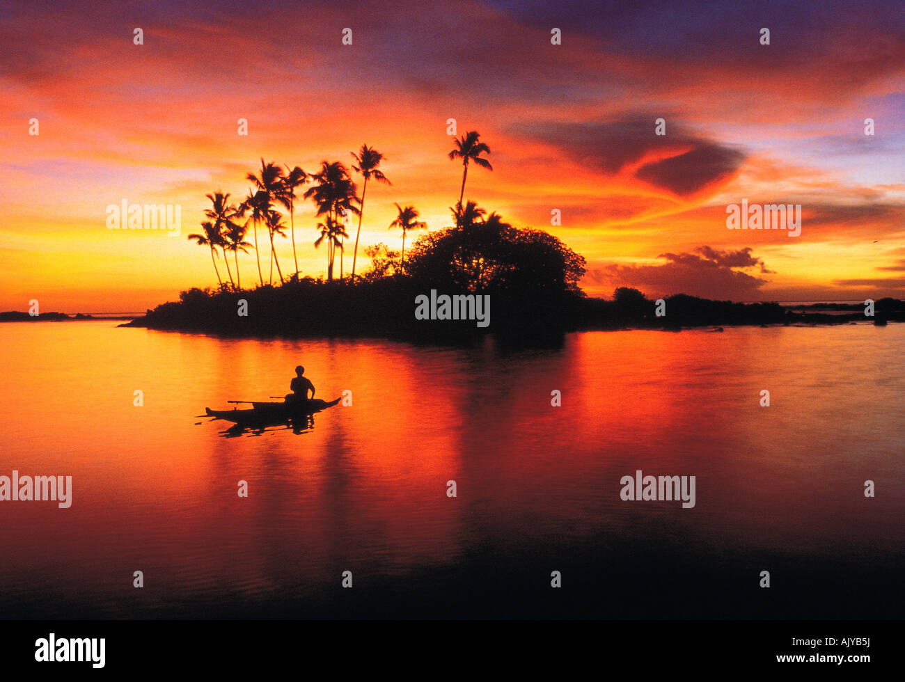 Samoa occidental. Vue de la côte avec pêcheur au coucher du soleil. Banque D'Images