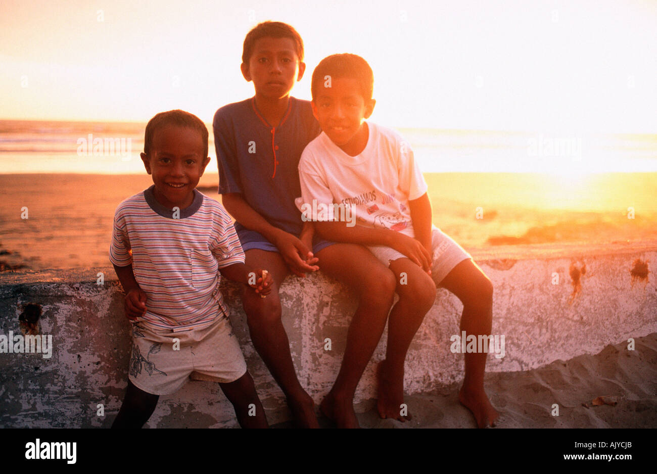 Les enfants en face de la plage / Kinder vor Strand Banque D'Images