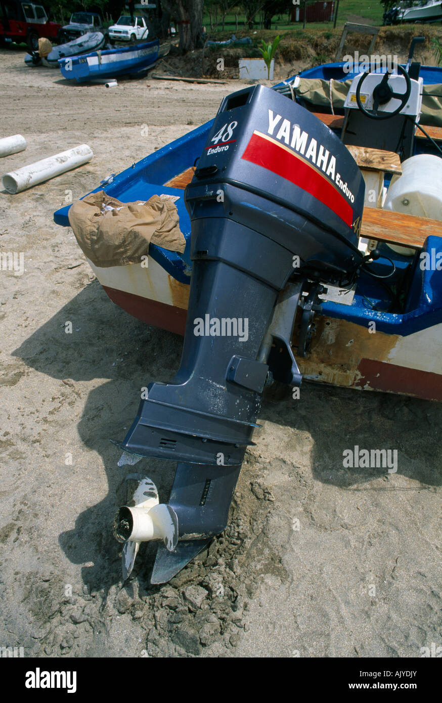 Bateau de Moteur hors bord sur la plage Oulie Nevis Banque D'Images