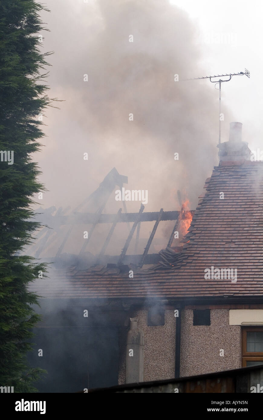 Les pompiers participant à l'incendie d'une maison à Coventry Banque D'Images