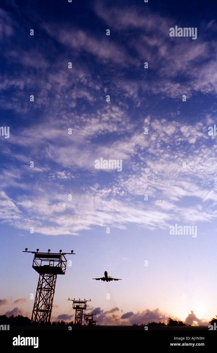 Avion de l'atterrissage,un ciel bleu, l'Aéroport International de Miami Banque D'Images