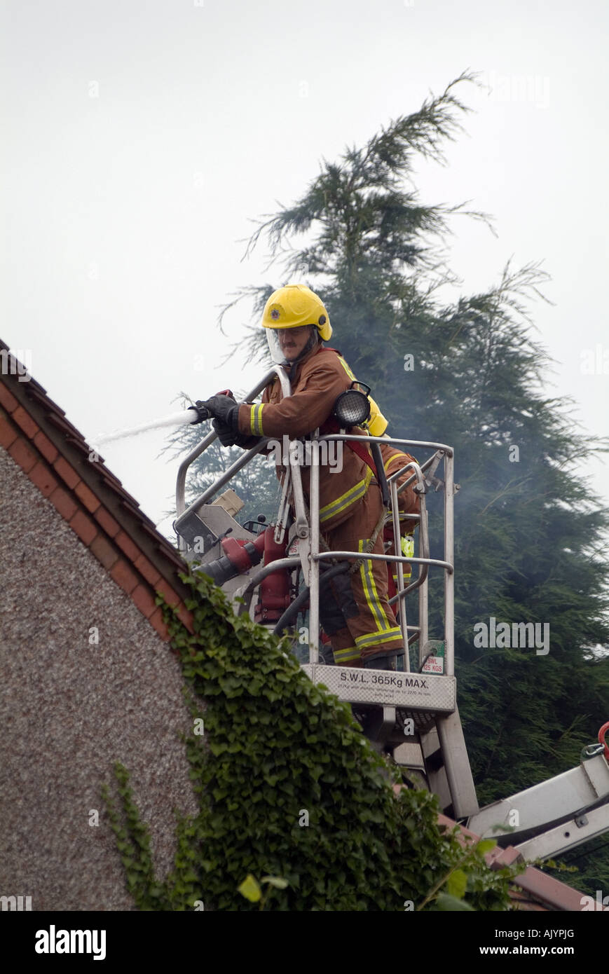Les pompiers participant à l'incendie d'une maison à Coventry Banque D'Images