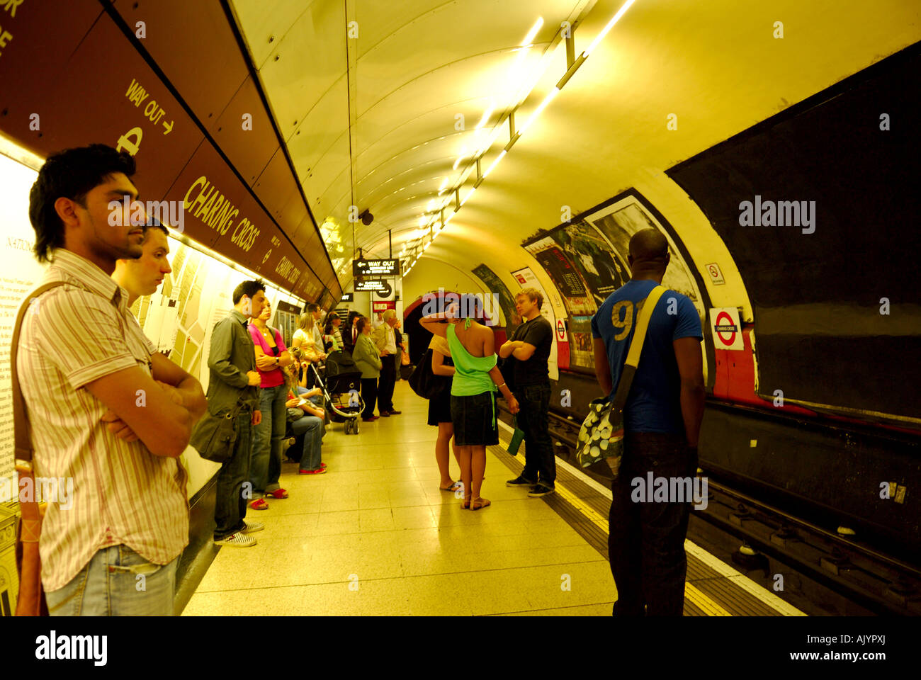 La station de métro Charing Cross, Londres, Royaume-Uni. Banque D'Images