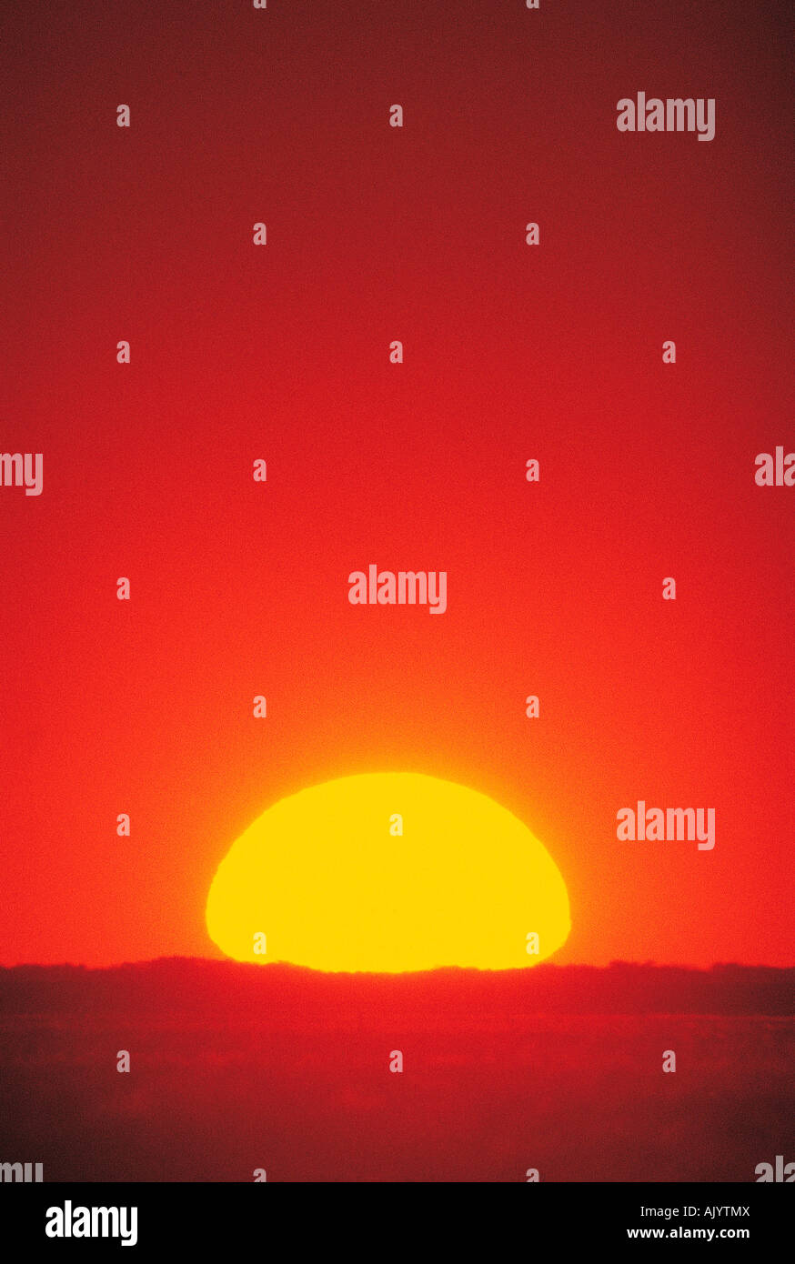 Australie. Coucher de soleil au-dessus de l'horizon. Banque D'Images