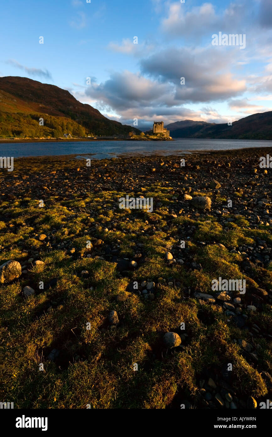 Coucher du soleil sur le château d'Eilean Donan dans les hautes terres de l'ouest de l'Ecosse Banque D'Images