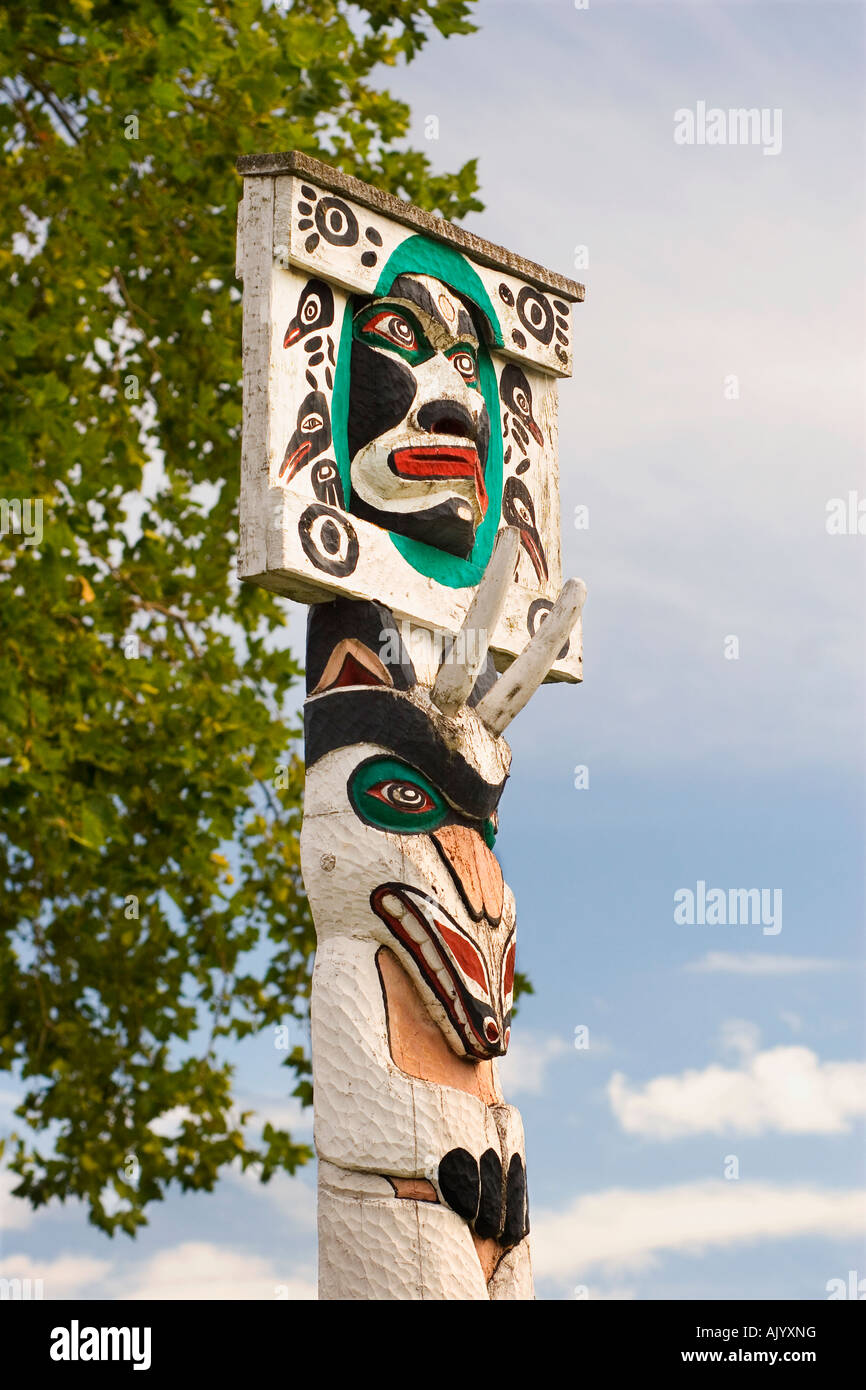 Totem en la ville de Duncan, île de Vancouver, Colombie-Britannique : Lune avec esprit humain face au-dessus de la chèvre de montagne. Banque D'Images