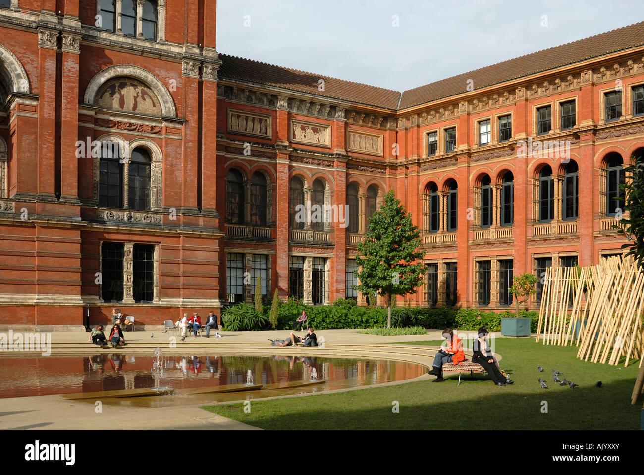 Le jardin de la Cour, Victoria and Albert Museum, Londres Banque D'Images