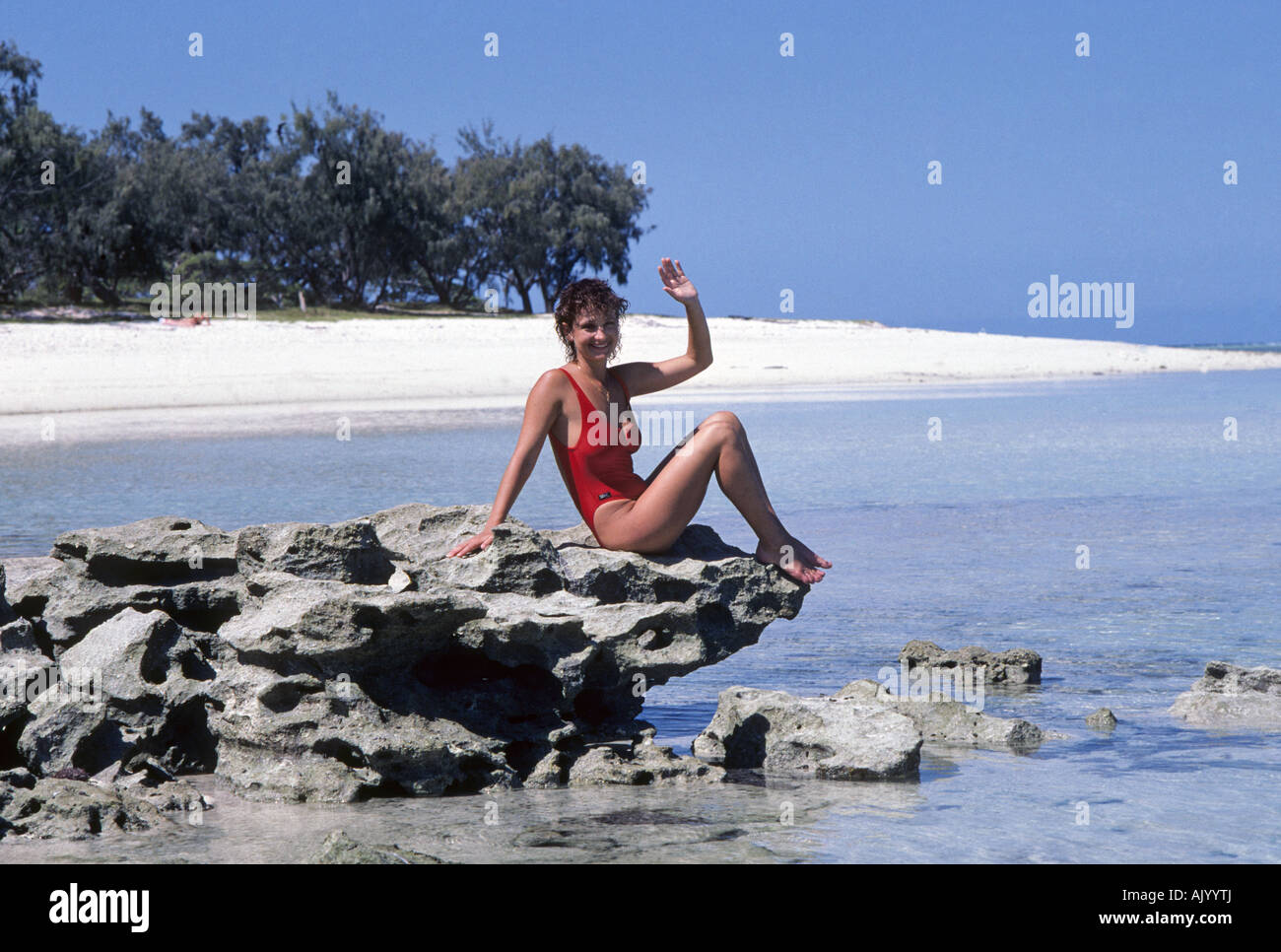 QUEENSLAND AUSTRALIE Grande Barrière de Corail une jeune femme jouit d'une belle plage de l'île Heron Banque D'Images