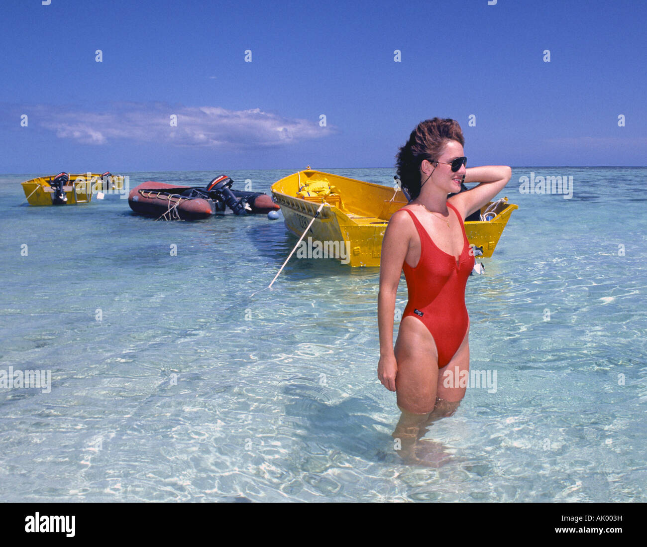 L'AUSTRALIE Grande Barrière de Corail une jeune femme profite d'une belle journée sur une plage sur l'île Heron Banque D'Images