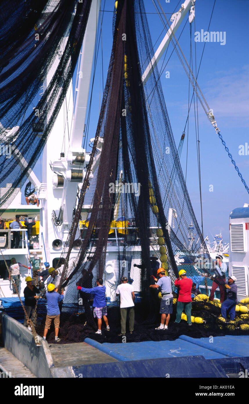 Rassembler les filets de pêche avant d'appareiller Banque D'Images