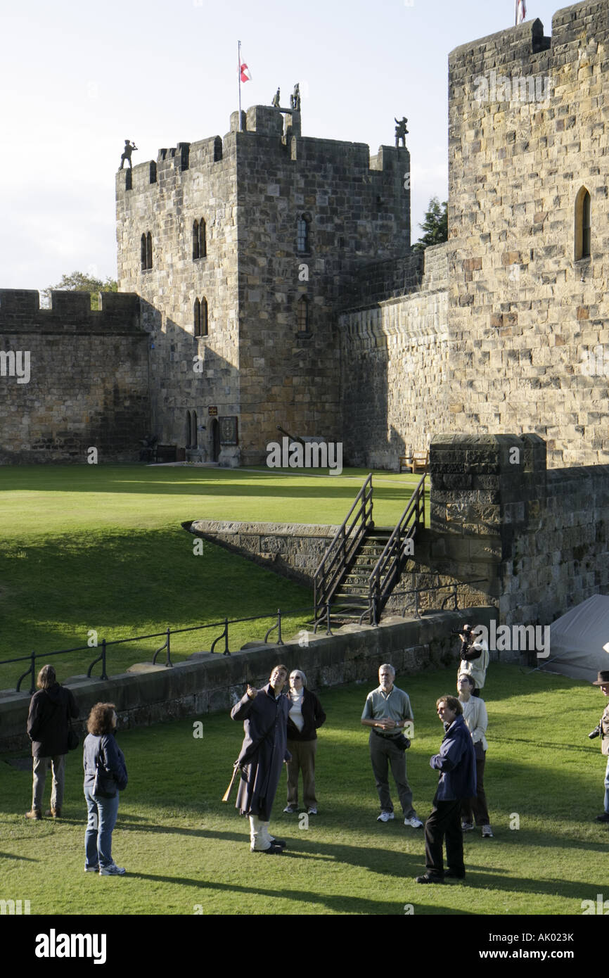 Angleterre Royaume-Uni Royaume-Uni,Grande-Bretagne Anglais britannique,Northumberland,Alnwick,Château d'Alnwick,XIe siècle,architecture normande,guide de 1798 soldats,visite Banque D'Images