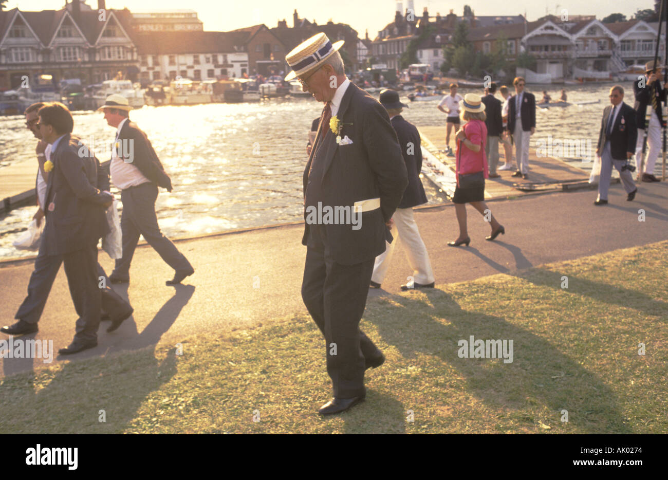 Chapeau de plaisanciers en paille Henley Royal Rowing Regatta, homme plus âgé habillé habillé habillé avec un trou de fond. Henley on Thames Berkshire Angleterre Royaume-Uni années 1990 HOMER SYKES Banque D'Images