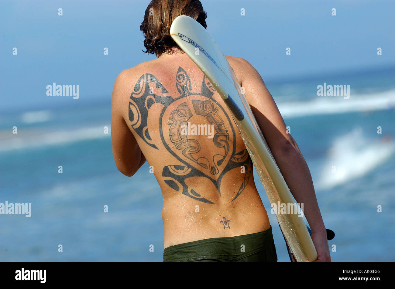 Surfeur tatoué Banque D'Images