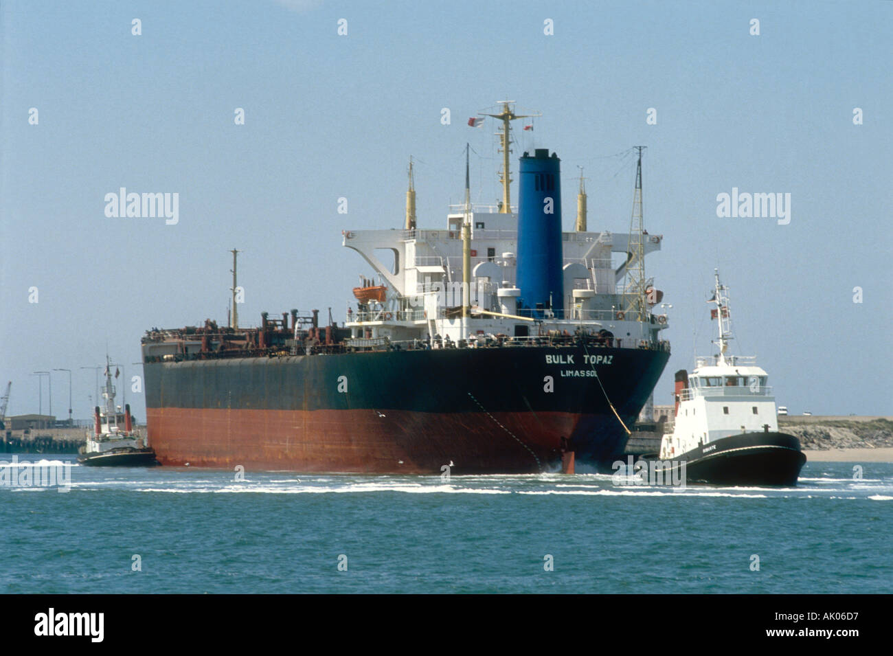 Les remorqueurs d'escorte le cargo vrac Topaz à Dunkerque Nord Flandre France Banque D'Images