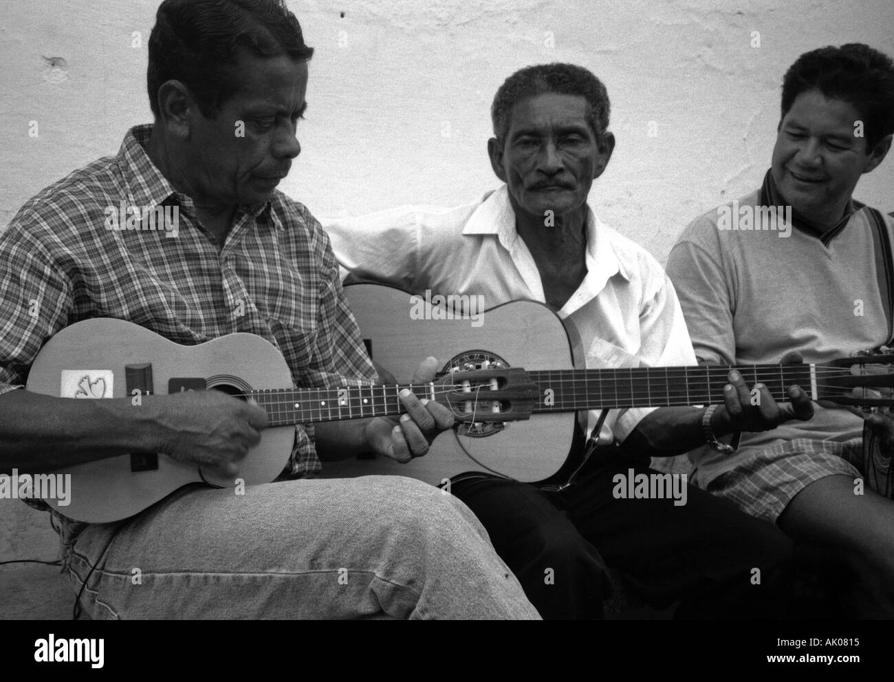 Notes 'Vide' groupe d'hommes séniles joueurs de guitare passion ensemble piscine Salvador de Bahia Brésil Brasil Amérique Latine du Sud Banque D'Images