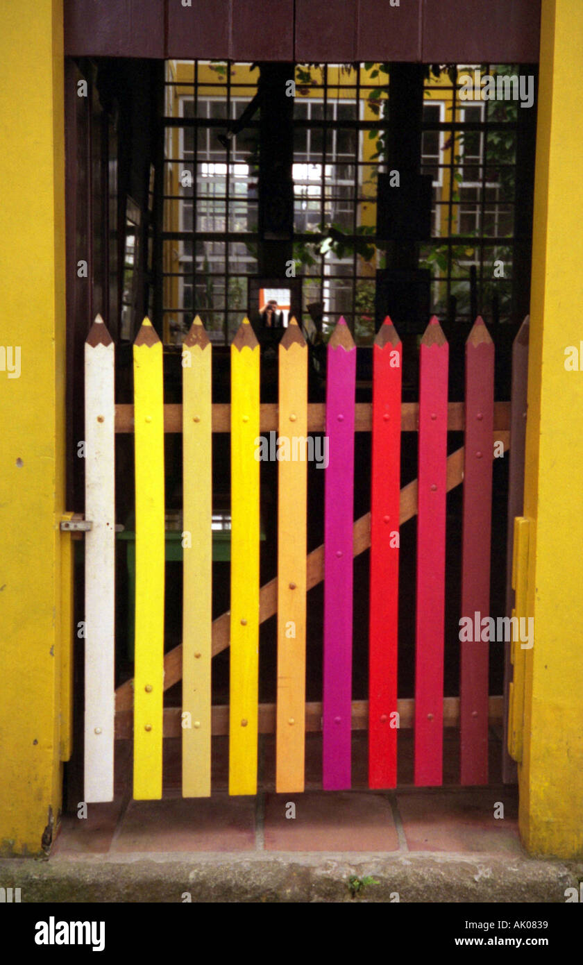 Entrée colorée boutique artisanat avec miroir reflet de l'auteur Paraty Rio de Janeiro Brésil Brasil Amérique Latine du Sud Banque D'Images