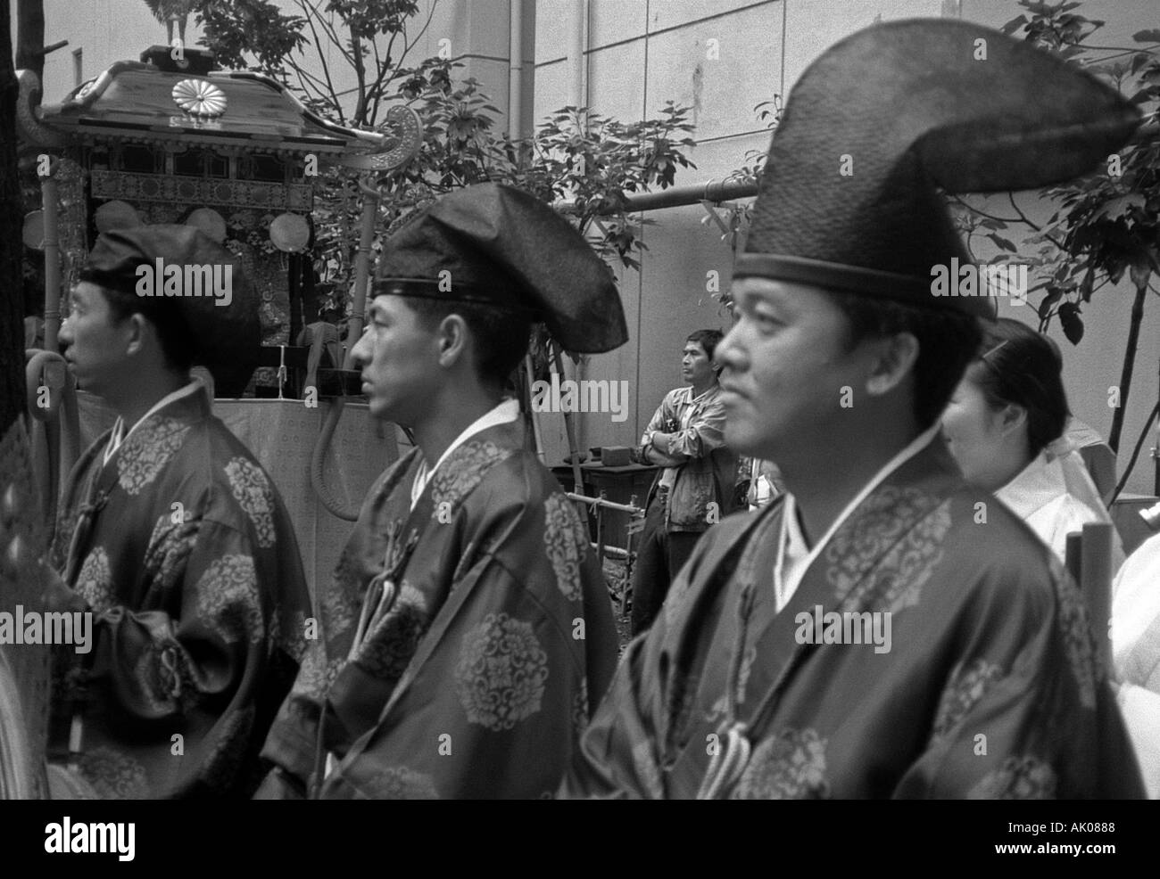 Les hommes du groupe man prêtre en robe vêtements historiques & straw hat recueillir célébrer Sanno Matsuri Festival Tokyo Japon Asie Orientale Banque D'Images